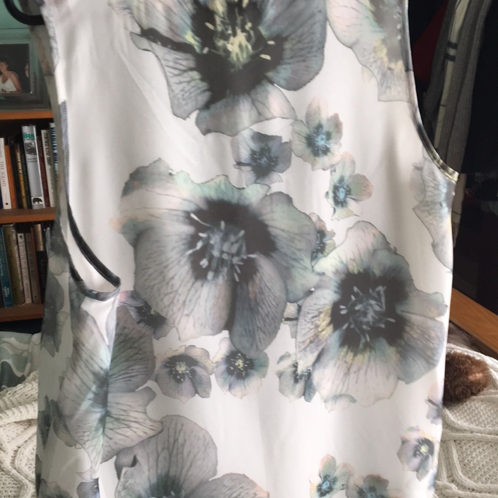 DKNY Jeans floral flared sleeveless top - Picture 7 of 8